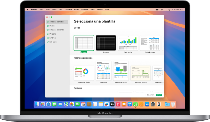 Un MacBook Pro amb el selector de plantilles del Numbers obert a la pantalla. Hi ha la categoria “Totes les plantilles” seleccionada a l’esquerra i es mostren plantilles predissenyades en files a la dreta ordenades per categoria.