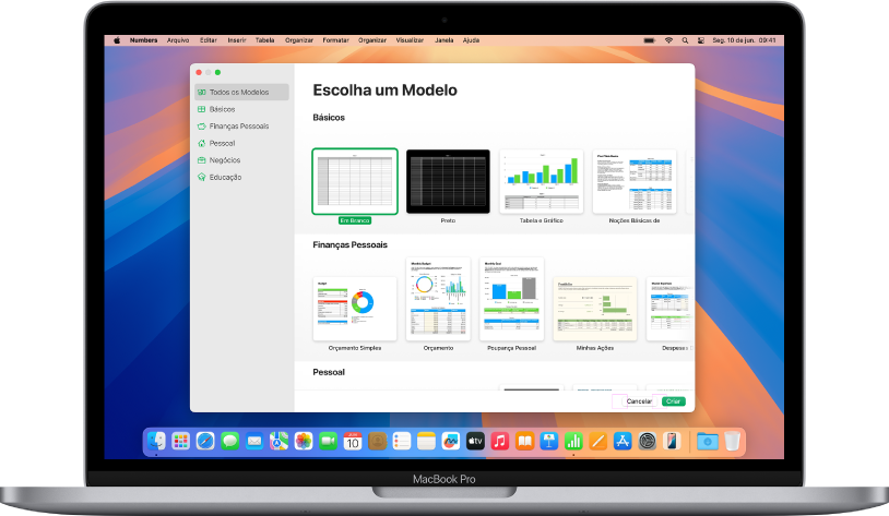 MacBook Pro com o seletor de modelos do Numbers aberto na tela. A categoria Todos os Modelos está selecionada à esquerda e modelos predefinidos aparecem à direita em linhas por categoria.