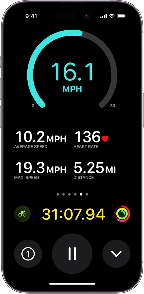 Un entrenamiento de bicicleta en curso se muestra como una actividad en vivo en el iPhone, y muestra la velocidad del entrenamiento, la velocidad promedio, la frecuencia cardiaca, la velocidad máxima, la distancia recorrida y el tiempo total transcurrido.