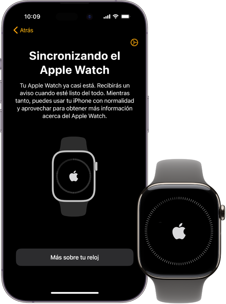 Un iPhone y un Apple Watch, uno al lado del otro. La pantalla del iPhone muestra “Sincronizando el Apple Watch”. El Apple Watch muestra el progreso de la sincronización.