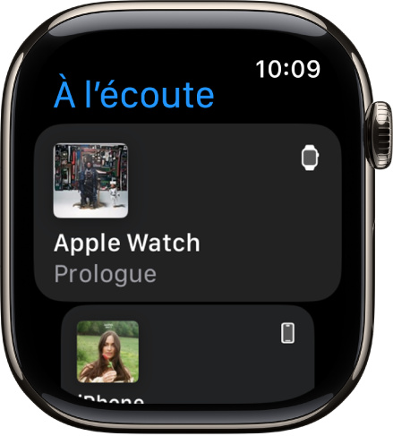 L’app À l’écoute montrant une liste d’appareils. Le morceau à l’écoute sur l’Apple Watch se trouve en haut de la liste. Une entrée indiquant un iPhone se trouve en dessous.