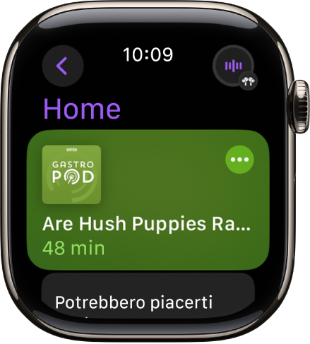 L’app Podcast su Apple Watch con la schermata Home e la copertina del podcast. Tocca la copertina per riprodurre la puntata.