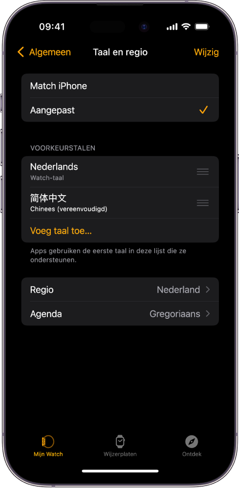 Het scherm 'Taal en regio' in de Apple Watch-app, met Engels en Spaans onder 'Voorkeurstalen'.