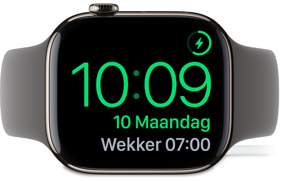 Een Apple Watch die op zijn kant ligt en is aangesloten op de oplader. Rechtsbovenin bevindt zich het oplaadsymbool en daaronder staan de actuele tijd en de tijd van de volgende wekker.