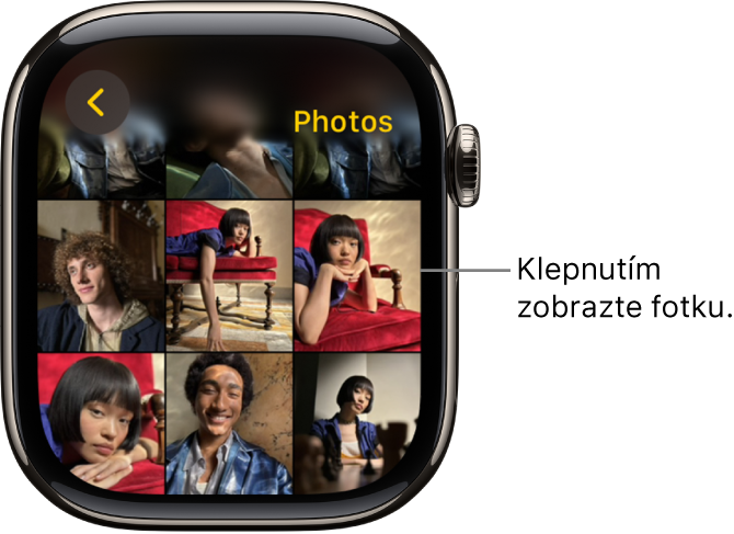 Hlavná obrazovka aplikácie Fotky na Apple Watch s niekoľkými fotkami zobrazenými v mriežke.