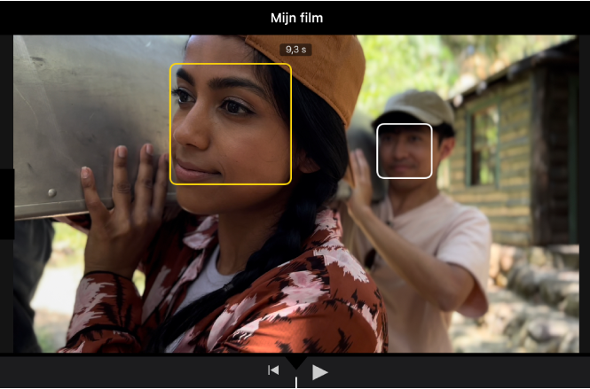 Een fragment in de Film-modus in het weergavevenster, met een geel kader rond een gezicht waarmee wordt aangegeven dat de scherpstelling daarop is vergrendeld. Er staat een wit kader rond een object waarop niet is scherpgesteld.