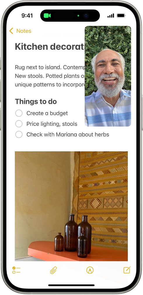 En FaceTime-samtale er i gang, mens en note om køkkenudsmykning fylder resten af skærmen.
