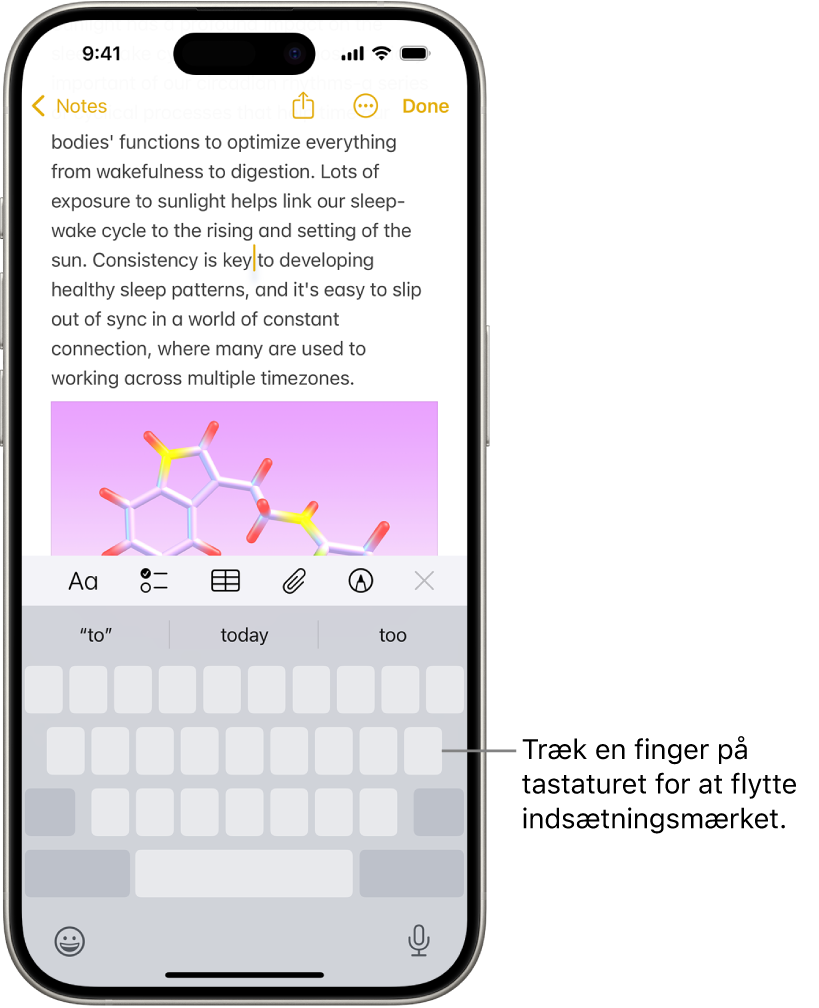 Et dokument er åbent i appen Noter. Tastaturet på skærmen, der ses nederst på skærmen, er i pegefeltfunktion.