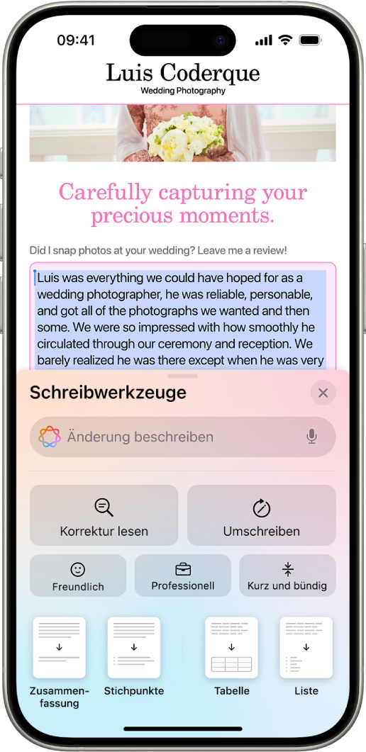 Das iPhone zeigt markierten Text oben am Bildschirm und den Bereich „Schreibwerkzeug“ unten. Der Bereich für „Schreibwerkzeug“ zeigt oben ein Feld an, wo du die gewünschte Änderung angeben kannst. Darunter werden die Tasten „Korrekturlesen“ und „Nochmal schreiben“ angezeigt. Du kannst darunter einen freundlichen, professionellen oder prägnanten Ton auswählen und unten befinden sich die Tasten für „Zusammenfassung“, „Stichpunkte“, „Tabelle“ und „Liste“.