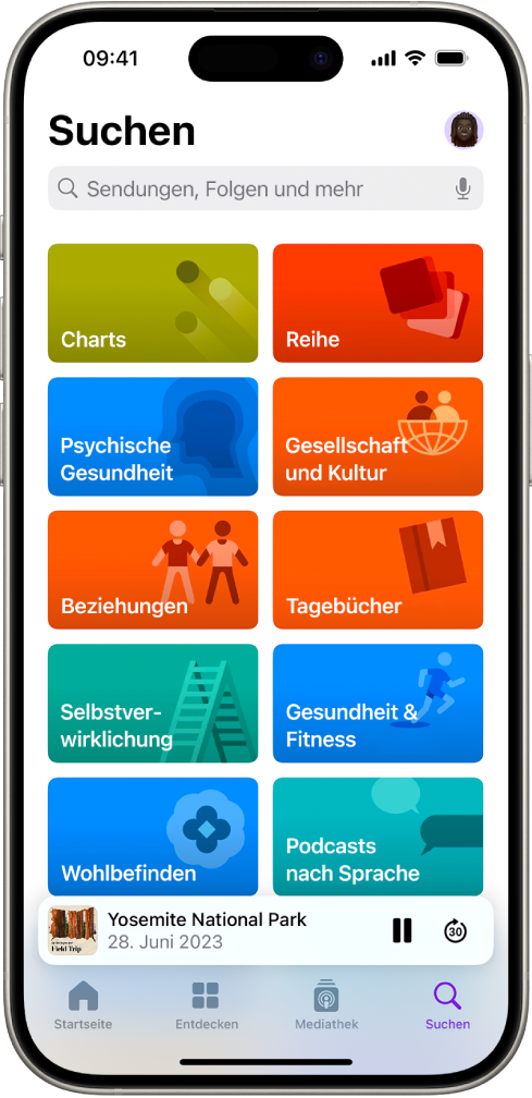 Der Suchbildschirm in der App „Podcasts“ mit Podcast-Kategorien. Im unteren Bereich des Bildschirms sind das Coverbild und der Titel der Folge sowie die Tasten „Pause“ und „Vorspringen“. Unten auf dem Bildschirm werden die Tasten „Startseite“, „Entdecken“, „Mediathek“ und „Suchen“ angezeigt.