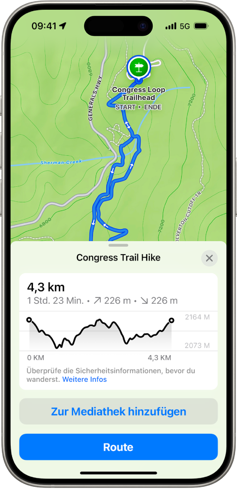 Eine topografische Karte in der App „Karten“ mit einem Wanderweg. Unten auf dem Bildschirm sind ein Höhenprofil, die Taste „Zur Mediathek hinzufügen“ und die Taste „Route“ zu sehen.