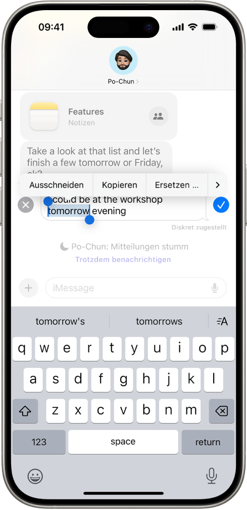 Eine Konversation in der App „Nachrichten“. Die letzte Nachricht in der Konversation wird bearbeitet. Die Bildschirmtastatur befindet sich in der unteren Bildschirmhälfte. In der Zeile über der Tastatur werden Alternativvorschläge für das hervorgehobene Wort angezeigt. Der größte Teil der Konversation wird heller dargestellt, mit Ausnahme der Textnachricht, die bearbeitet wird.