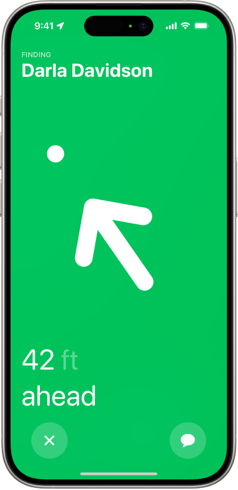 El nombre de la persona que se está localizando con el rastreo preciso se muestra en la esquina superior izquierda, y hay una flecha que apunta a su dirección con un estimado de la distancia. En la parte inferior de la pantalla están los botones para cerrar el rastreo preciso y enviar un mensaje a la persona.