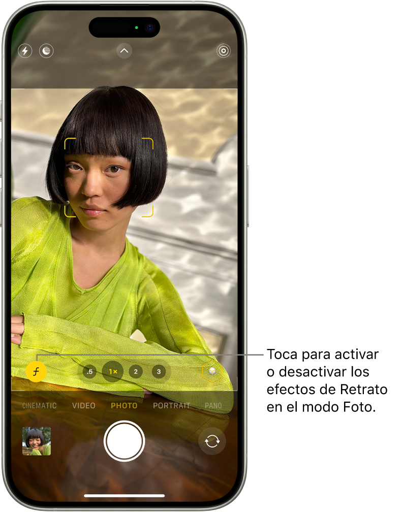 La pantalla de la app Cámara en el modo Foto. En el visor, el objeto se muestra nítido y el fondo difuminado. En la esquina inferior izquierda del visor, se selecciona el botón Profundidad para aplicar el efecto de retrato.