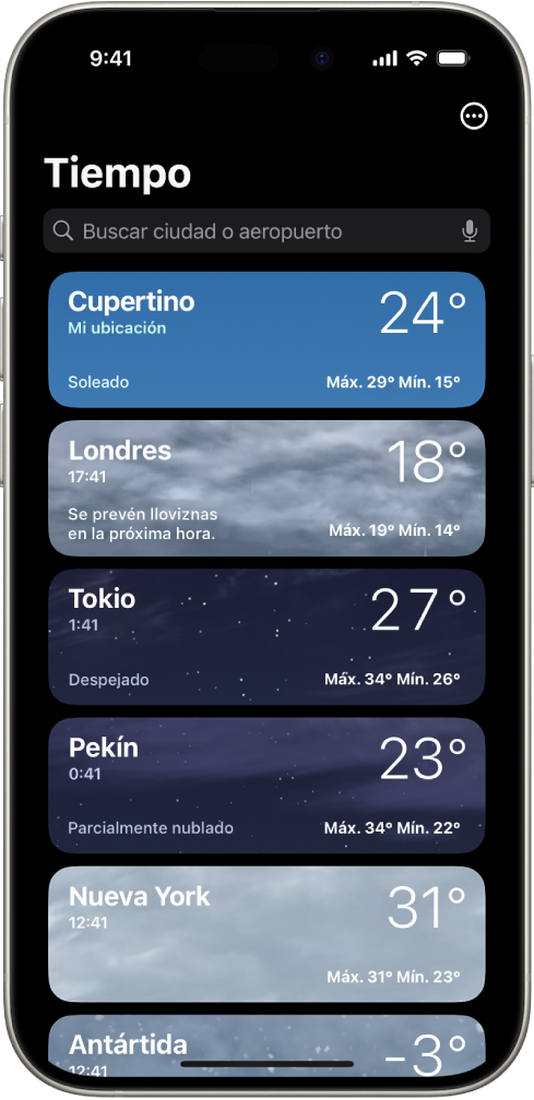 Pantalla del tiempo que muestra una lista de ciudades con la hora actual, la temperatura, la previsión y las temperaturas máxima y mínima. En la parte superior de la pantalla aparece el campo de búsqueda y en la esquina superior derecha, el botón Más.