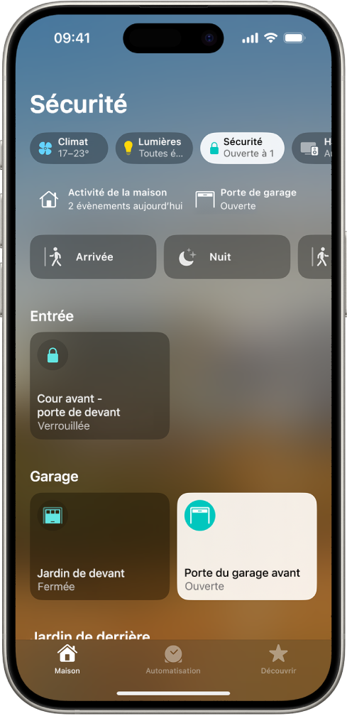 Un écran de l’app Maison affichant une porte d’entrée ainsi que deux portes de garage.