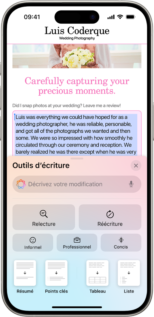 L’iPhone affichant du texte mis en évidence en haut de l’écran et la fenêtre « Outils d’écriture » en bas. La fenêtre « Outils d’écriture » affiche un champ en haut vous permettant de décrire la modification souhaitée. Les boutons Relecture et Réécriture s’affichent en dessous. En dessous, vous pouvez choisir un ton amical, professionnel ou concis, et en bas se trouvent les boutons Résumé, « Points clés », Tableau et Liste.