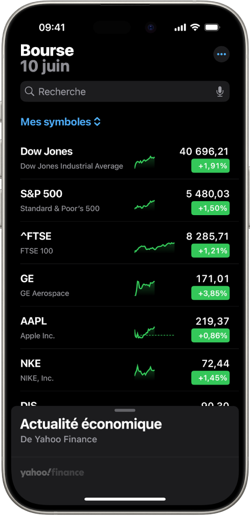 Une liste de suivi dans l’app Bourse avec une liste de diverses actions. Chaque action de la liste affiche, de gauche à droite, le symbole et le nom de l’action, un graphique des performances, le cours de l’action et les évolutions du cours. En haut de l’écran, au-dessus du titre de la liste de suivi « Mes symboles », se trouve le champ de recherche. En bas de l’écran se trouve la section « Actualité économique ». Il est possible de balayer « Business News » vers le haut pour afficher des articles.