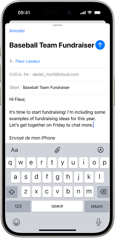 Un brouillon d’e-mail en cours d’écriture avec les options de pièces jointes situées au-dessus du clavier.