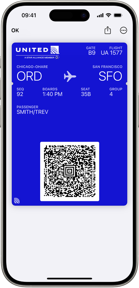 Une carte d’embarquement dans l’app Cartes, affichant des informations de vol et le code QR en bas.