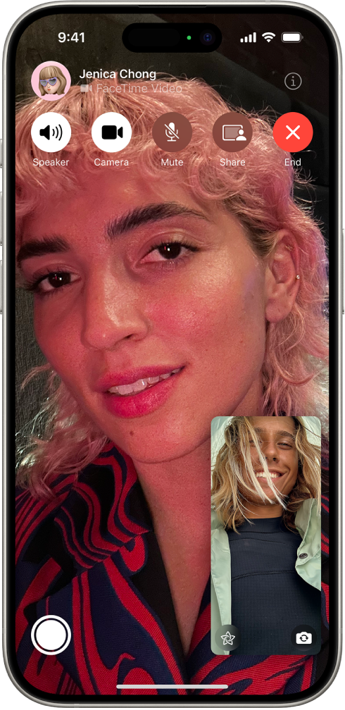 מסך FaceTime מציג שיחה. התמונה של המתקשר או המתקשרת מופיעה בתוך מלבן קטן בפינה השמאלית התחתונה, והתמונה של האדם השני ממלאת את שאר המסך. לאורך חלקו התחתון של המסך מופיעים הכפתורים Live Photo, ״אפקטים״ ו״בורר המצלמות – מצלמה אחורית״. פקדי FaceTime נמצאים בראש המסך והם כוללים את הכפתורים ״רמקול״, ״שמע״, ״מצלמה״, ״השתקה״ ו״שיתוף תוכן״ ו״סיום״. מעל הפקדים מופיעים השם או חשבון ה-Apple של האדם עמו מתבצעת השיחה.