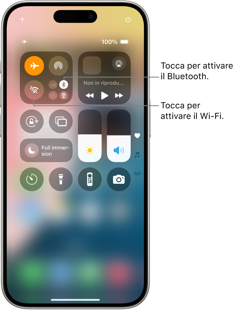 In Centro di Controllo, la modalità “Uso in aereo” è attivata mentre il Wi-Fi e il Bluetooth sono disattivati. I pulsanti per attivare il Wi-Fi e il Bluetooth sono visibili nell’angolo superiore sinistro di Centro di Controllo.