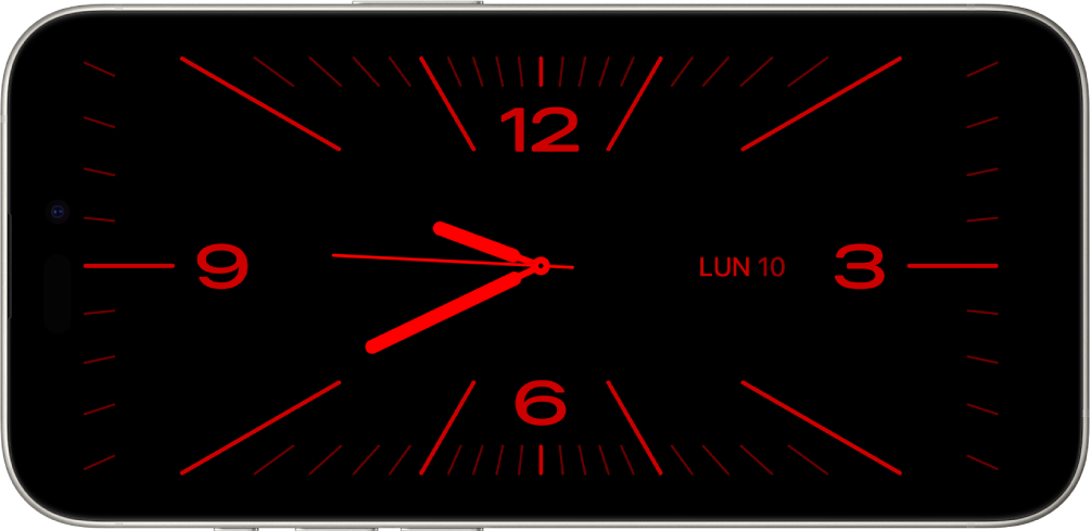 iPhone in modalità StandBy in un ambiente con luce bassa; vengono mostrati i widget Orologio e Calendario con una colorazione rossa.