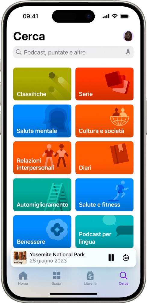 La schermata di ricerca nell’app Podcast, che mostra le varie categorie di podcast. Vicino alla parte inferiore dello schermo sono mostrati l’illustrazione e il titolo della puntata, nonché i pulsanti per mettere in pausa e andare avanti. Nella parte inferiore dello schermo sono presenti i pannelli Home, Scopri, Libreria e Cerca.