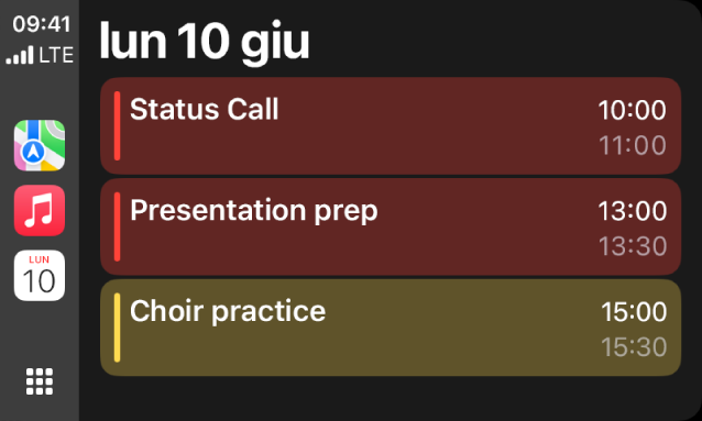 Le app Mappe, Musica e Calendario vengono mostrate nella barra laterale di CarPlay. A destra, vengono visualizzati gli eventi in programma per lunedì 5 giugno: sessione di lavoro sul portfolio, workshop sulle capacità di leadership, preparazione della presentazione e prove del coro.