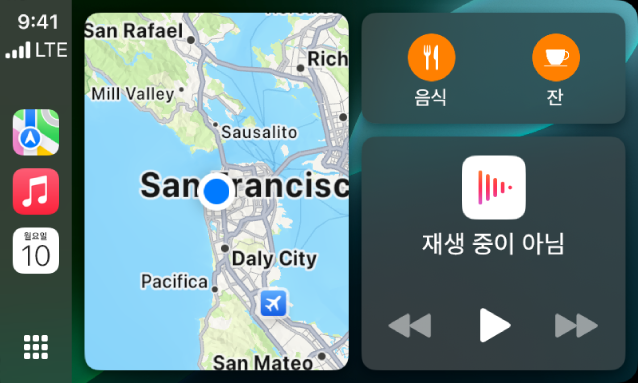 사이드바에 지도, 음악 및 메시지 앱이 표시된 CarPlay 대시보드. 오른쪽에는 Apple Park 지도, 내비게이션 윈도우 및 지금 재생 중 윈도우가 있음.