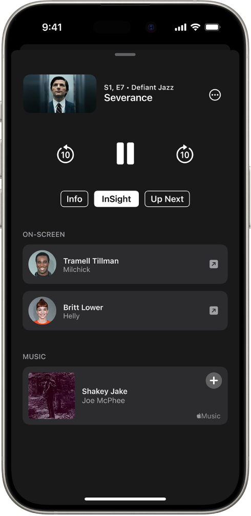„InSight“ ekranas programoje „Apple TV“, kuriame rodomi serialo aktoriai ir grojanti muzika.