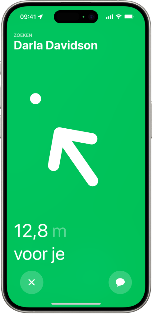 De naam van een persoon die met 'Nauwkeurig zoeken' wordt gezocht, staat linksbovenin en een pijl wijst in hun richting met vermelding van de geschatte afstand. Onder in het scherm staan knoppen om 'Nauwkeurig zoeken' te sluiten en om de gezochte persoon een bericht te sturen.