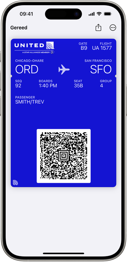 Een instapkaart in de Wallet-app met vluchtinformatie en onderaan de QR-code.