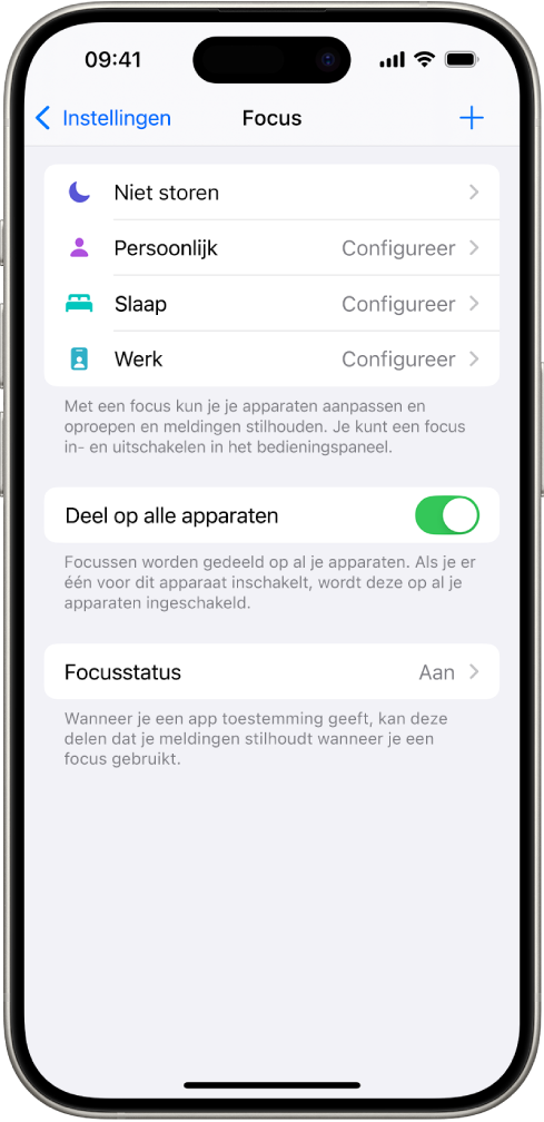 Een scherm met vijf kant-en-klare focusopties: Niet storen, Geen berichten tijdens gesprekken, Slaap, Persoonlijk en Werk. De optie 'Deel op alle apparaten' is ingeschakeld, zodat dezelfde focusinstellingen op al je Apple apparaten kunnen worden gebruikt.