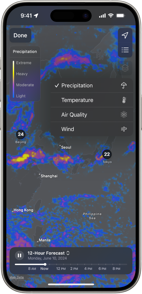 Zaslon iPhona zapolni zemljevid s temperature v okolici. V zgornjem desnem kotu, od zgoraj navzdol, so gumbi Trenutna lokacija, Priljubljene lokacije in Prekrivni meni. Gumb Prekrivni meni je izbran in prikaže gumbe Padavine, Temperatura, Kakovost zraka in Veter. Izbran je gumb Padavine. V zgornjem levem kotu sta gumb Dokončano in lestvica prekrivanja zemljevida padavin.