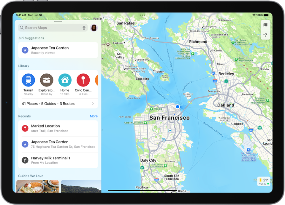 L’app Mapes amb el mapa d’una àrea. El camp de cerca és a la part superior esquerra i a sota hi ha els suggeriments de Siri, els llocs fixats de la biblioteca, les cerques recents i les guies recomanades.