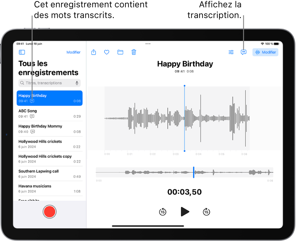 Un enregistrement réalisé dans Dictaphone. La liste des enregistrements se trouve à gauche, avec un enregistrement sélectionné en haut. Sur la droite, la forme d’onde dispose d’une tête de lecture, que vous pouvez faire glisser vers un endroit particulier de l’enregistrement. Les boutons Partager, Ajouter aux favoris, Déplacer, Supprimer, Réglages de lecture, Transcription et Modifier se trouvent au-dessus de la forme d’onde. Sous la chronologie se trouvent les commandes de lecture.