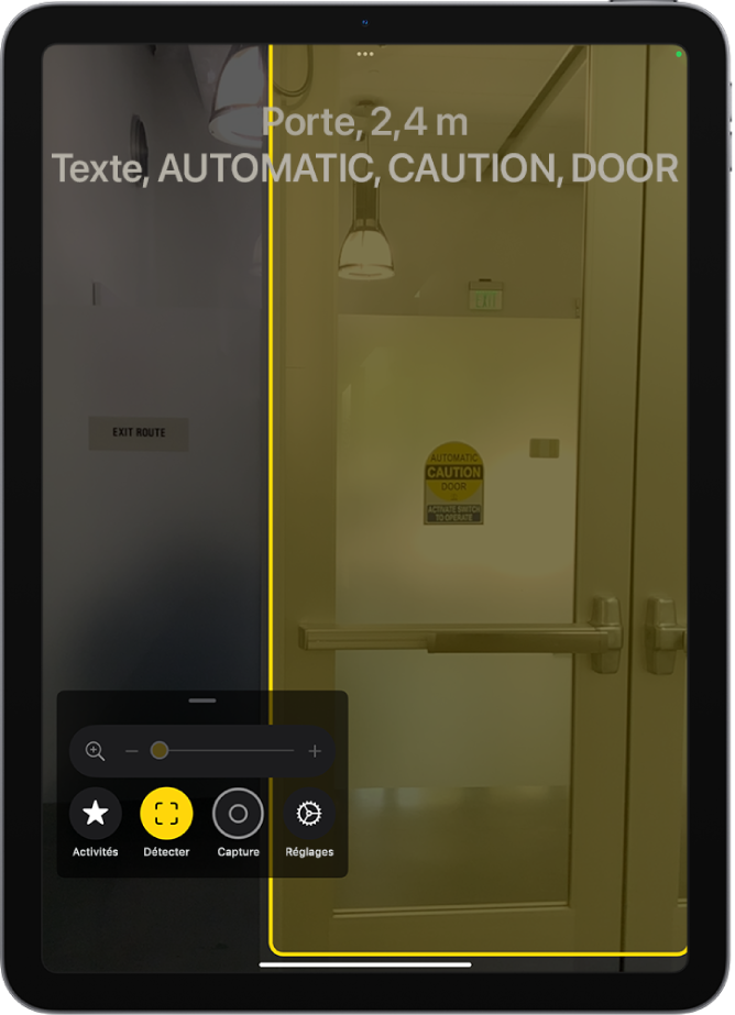 L’app Loupe ouverte avec une porte détectée. Une description affiche la distance séparant la porte de l’utilisateur ainsi que le texte affiché sur la porte.