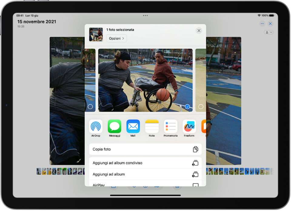 Una foto è aperta nell’app Foto e nella parte centrale dello schermo sono presenti le opzioni di condivisione.