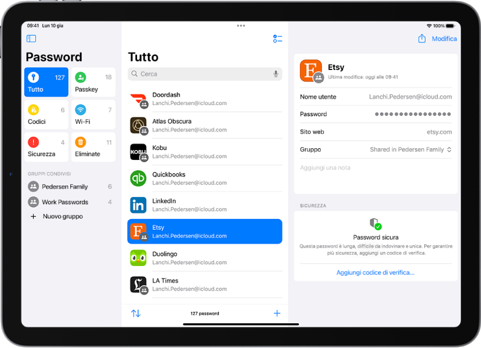 L’app Password con un elenco di app. Un’app è selezionata e mostra il nome utente, la password nascosta, il sito web e il gruppo che condivide tale combinazione segreta.