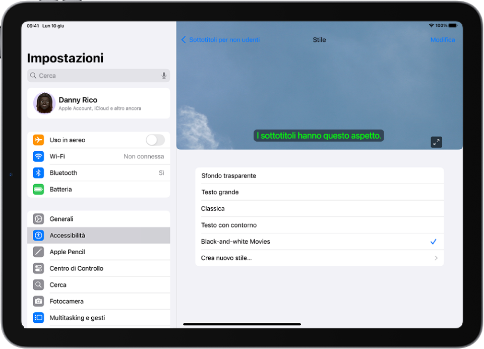 iPad che mostra un esempio di sottotitoli con uno stile personalizzato.