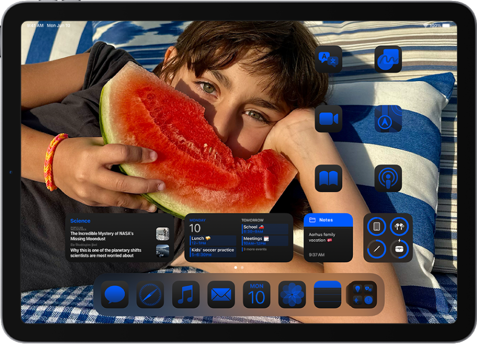 iPad құрылғысының басты экран. Қолданбалар экранның төменгі жағында және шеттерінде бір түсте пайда болады және тұсқағаз фотосындағы түсті толықтырады.