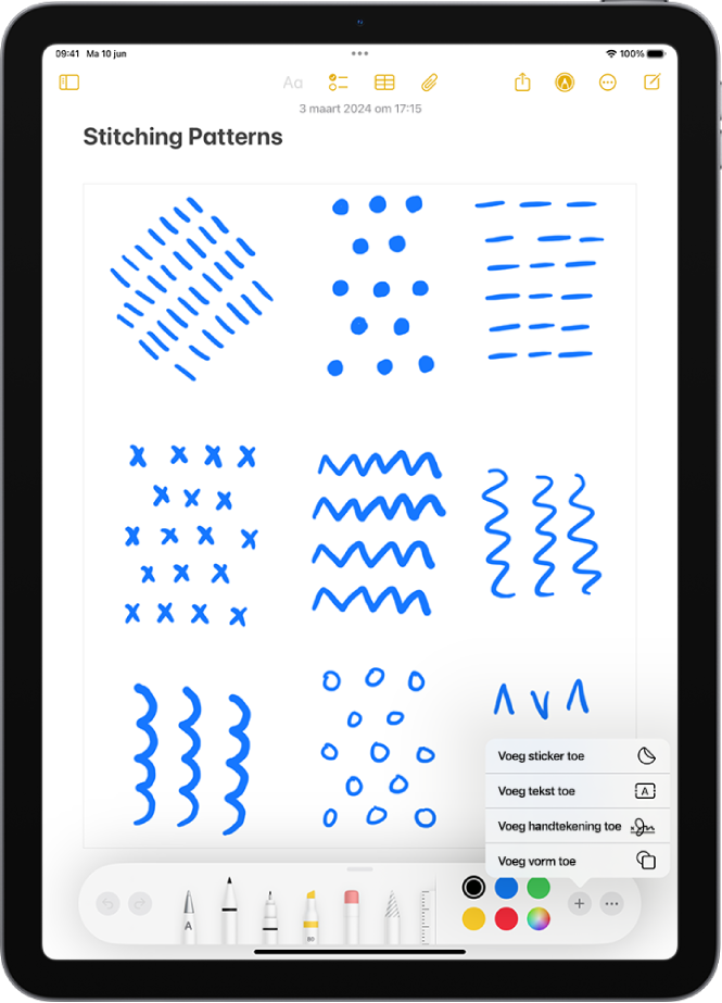 De markeringsknoppenbalk is open onder in een notitie in de Notities-app en de knop met het plusteken rechtsonder in het scherm is geselecteerd. De volgende opties zijn beschikbaar in het menu om elementen toe te voegen: 'Voeg sticker toe', 'Voeg tekst toe', 'Voeg handtekening toe' en 'Voeg vorm toe'.