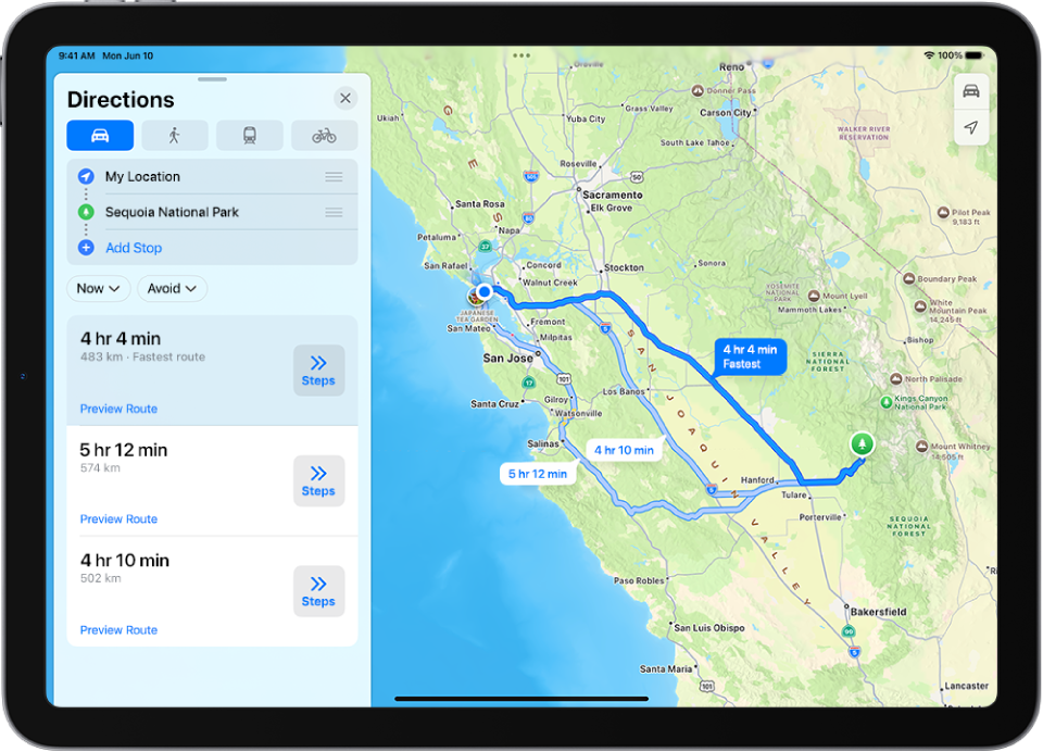 Um iPad a mostrar um mapa com várias opções de itinerário de carro para o mesmo destino. Cada itinerário mostra o tempo e a distância estimados e um botão “Passos” para ver indicações detalhadas. O código de cores em cada itinerário indica as condições de trânsito.