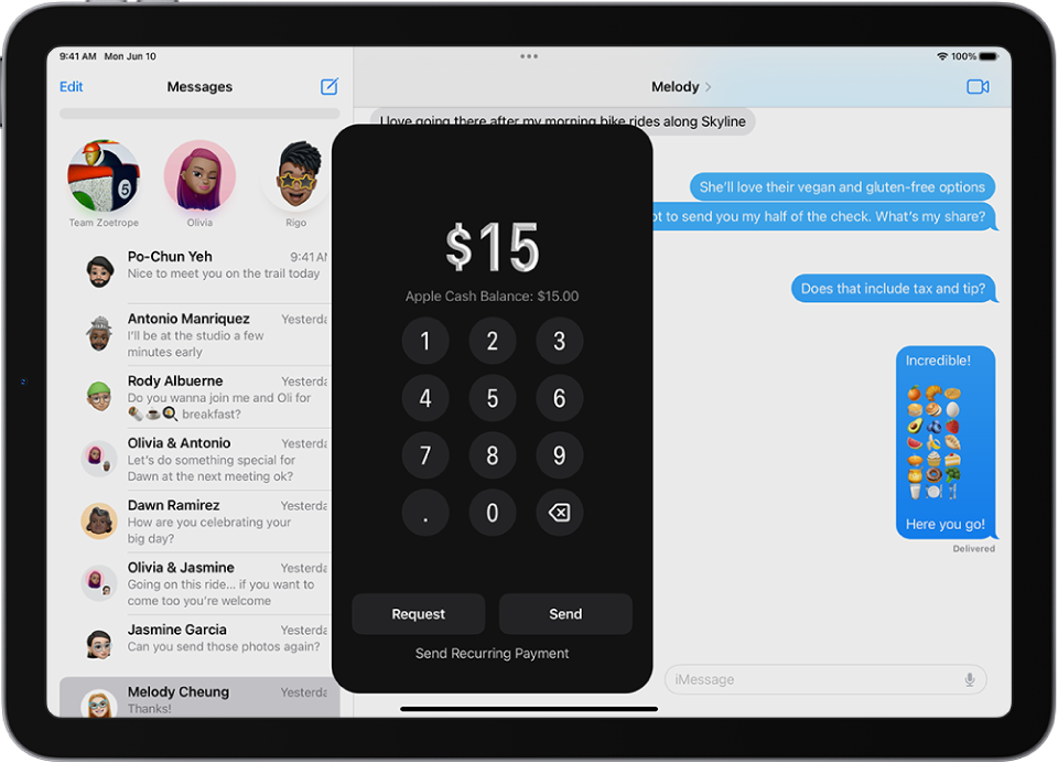 การสนทนา iMessage ที่มีแอป Apple Pay เปิดอยู่ด้านล่างสุด