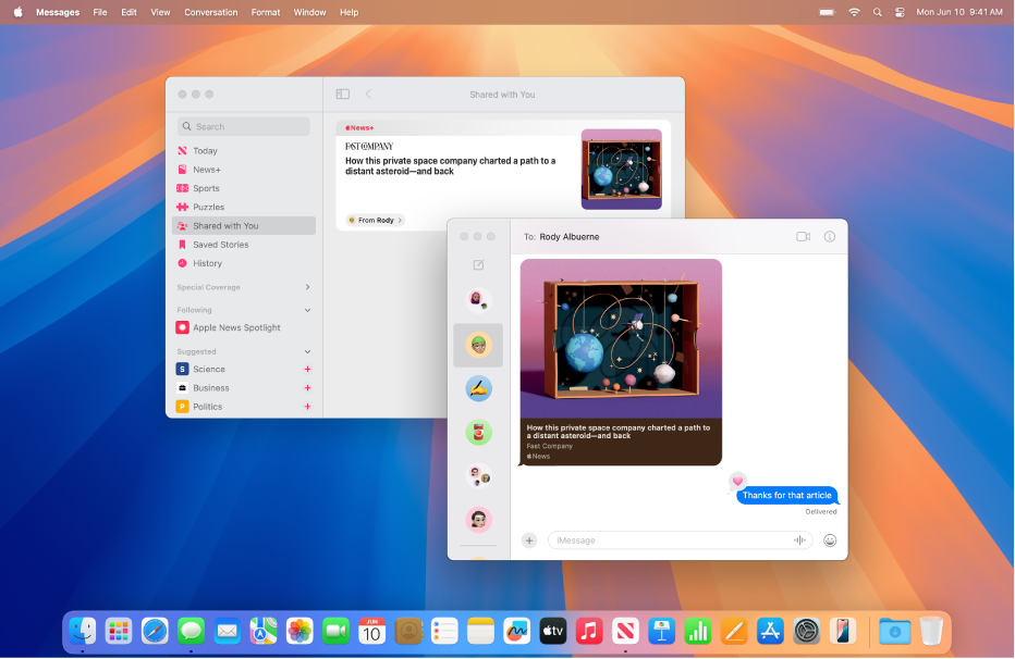 Bureau Mac avec deux fenêtres ouvertes : la fenêtre de l’app Apple TV à gauche affichant une émission de télévision dans la section « Partagé avec vous » de la bibliothèque et la fenêtre de Messages avec la même émission partagée dans une conversation.