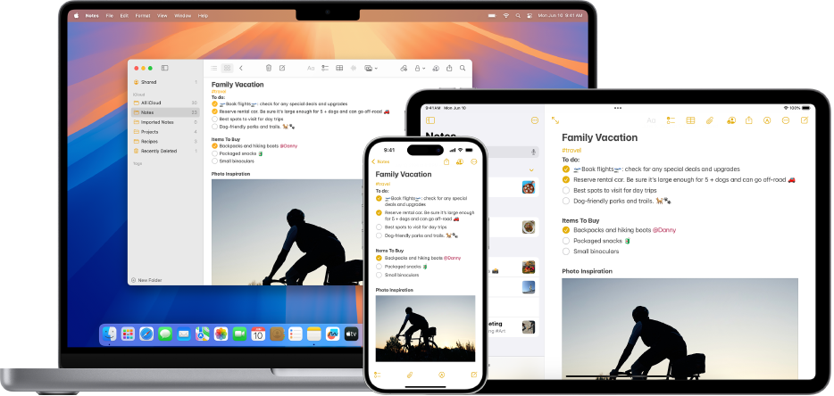 Den samme note i appen Noter på Mac, iPhone og iPad. Til venstre vises vinduet Noter på Mac med flere mapper til noter i brugerens iCloud-konto. I mappen Projekter er der fire noter. Brugeren ser i øjeblikket på en note med titlen Familieferie. Til højre vises den samme note på en iPhone og en iPad. Noten indeholder to tjeklister og et billede af en cyklist ved solnedgang.