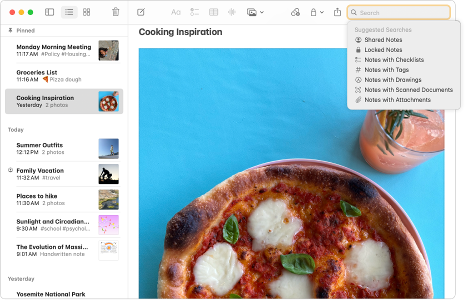 Jendela Catatan yang menampilkan daftar catatan. Pencarian yang disarankan muncul di pojok kanan atas, seperti catatan yang dikunci dan catatan dengan lampiran.