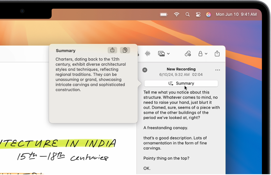 نافذة تطبيق الملاحظات على Mac تعرض تسجيلًا صوتيًا في محتوى الملاحظة. على اليسار، يظهر ملخص للنسخة النصية.