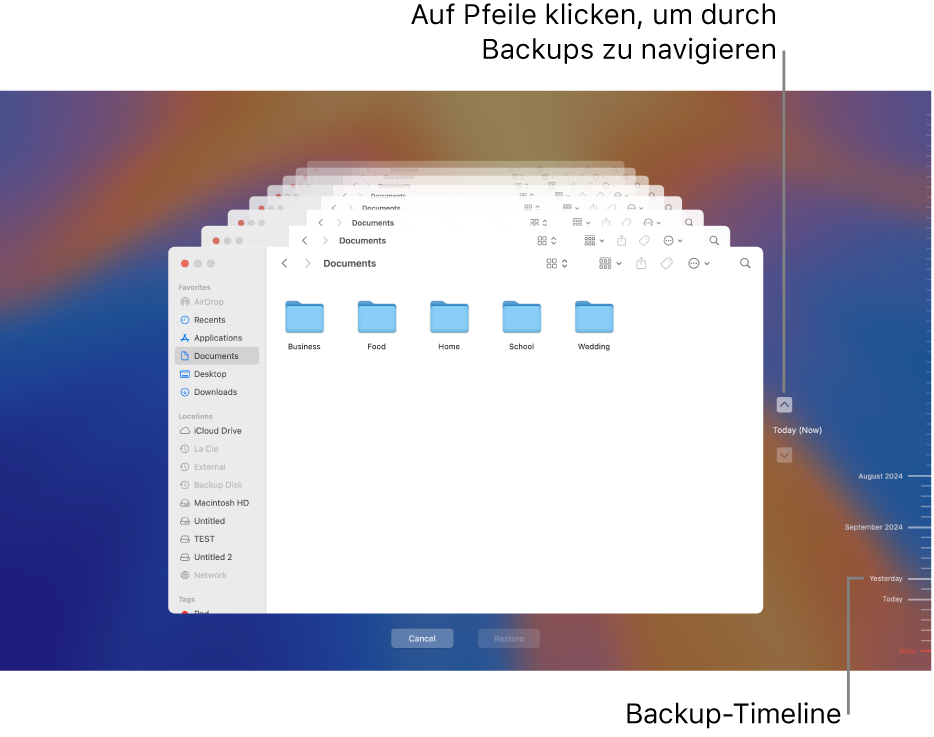 Das Fenster „Time Machine“ mit mehreren übereinanderliegenden Finder-Bildschirmen, die verschiedene Backups darstellen, und Navigationspfeilen. Mit den Pfeilen und der Backup-Timeline rechts kannst du durch deine Backups navigieren und auswählen, welche Dateien wiederhergestellt werden sollen.